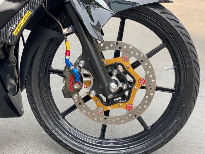 Kaki-kaki mendapatkan pelek RCB dan pengereman baru