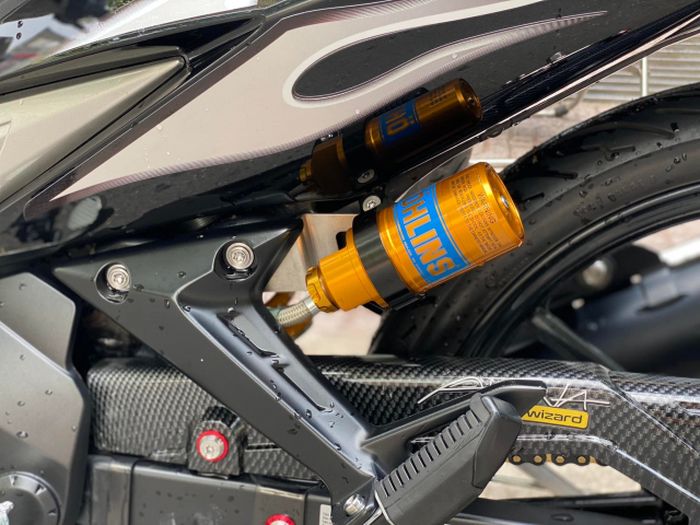 Suspensi belakang diganti dengan shock Ohlins