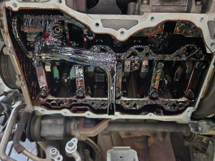 Oil sludge di mesin mobil bekas (foto ilustrasi)