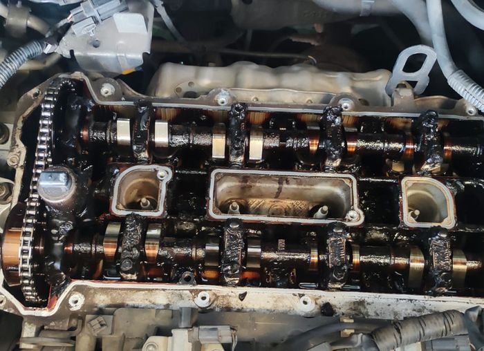 Ilustrasi bagian cylinder head Mazda Biante  yang terserang oil sludge