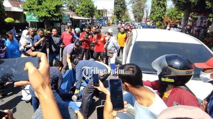 Proses evakuasi jasad sopir Daihatsu Xenia yang tewas misterius di Jl Sudanco Supriadi, Gedog, Sananwetan, Blitar, Jawa Timur