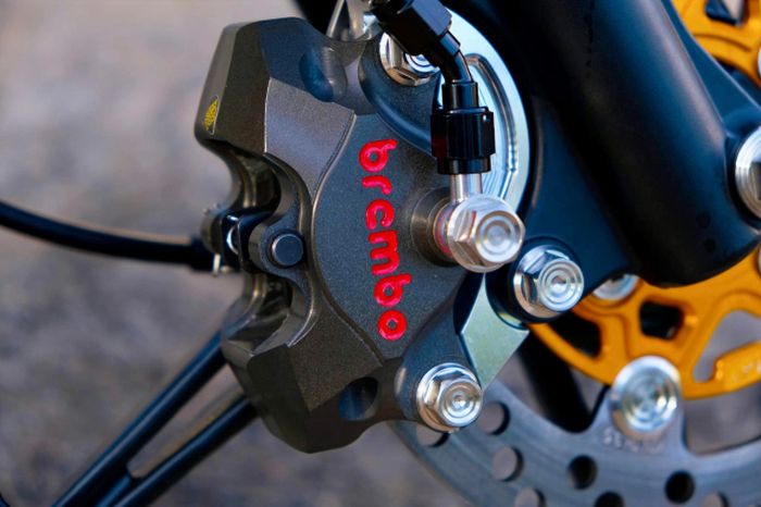 Kaki depannya mendapat pengereman berkaliper Brembo