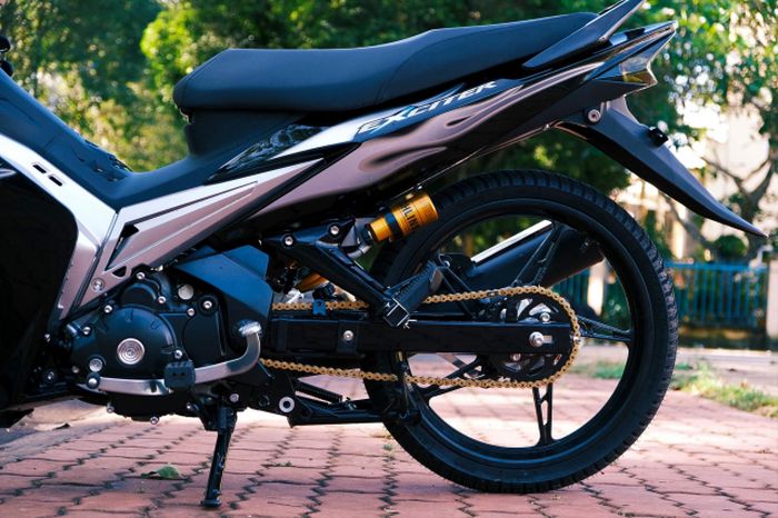 Suspensi belakang pakai shock Ohlins