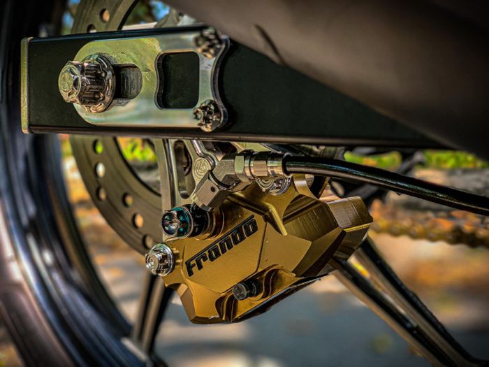 Rem belakang memakai kaliper Frando dua piston