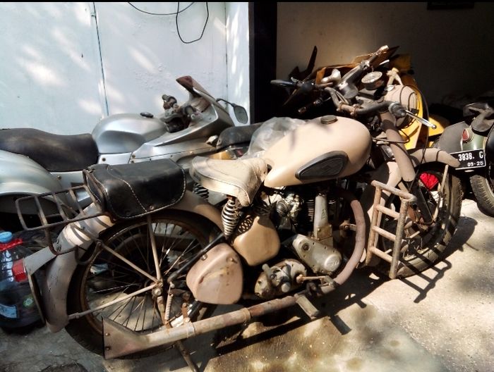 Motor klasik yang dikoleksi Herry sampai ke depan rumah