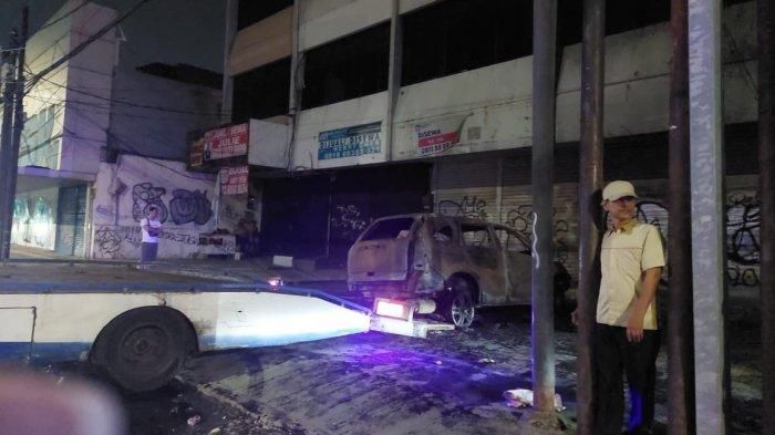 Evakuasi Honda CR-V yang sudah jadi rongsokan karena terbakar di Jl Balikpapan, Petojo Selatan, Gambir, Jakarta Pusat