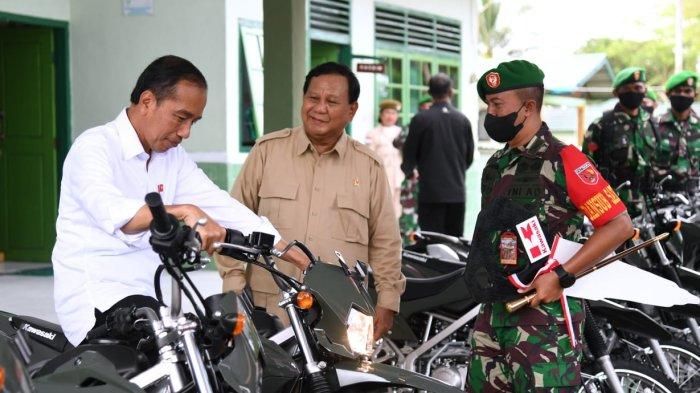 Presiden Joko Widodo hadiri proses penyerahan 40 unit Kawasaki KLX 150 ke Kodim 1503/Tual.