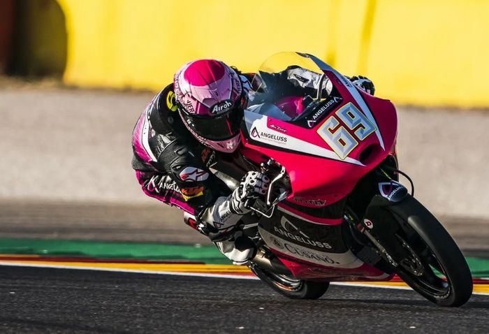 Aksi Maria Herrera kala tampil wildcard di Moto3 Aragon 2022. 