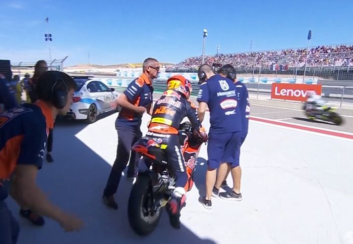 Dua mekanik tim Max Biaggi menghalangi Adrian Fernandez di Q2 Kualifikasi Moto3 Aragon 2022 (17/9) dan dikenai denda sekitar Rp 30 juta