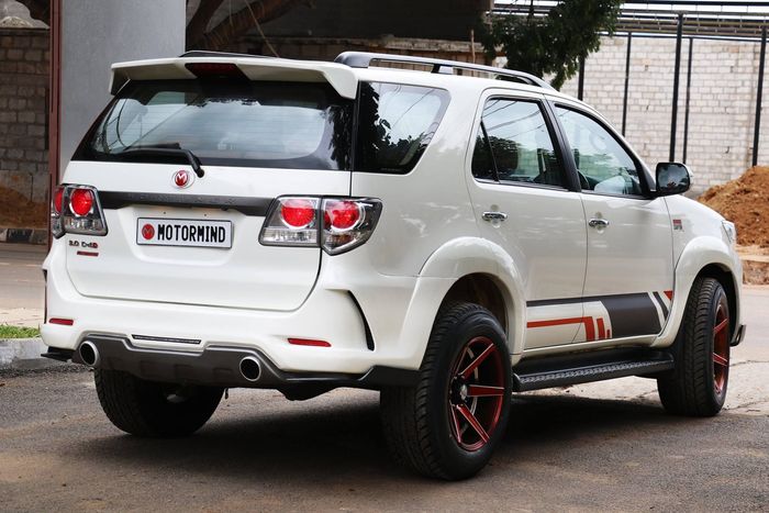 Tampilan belakang modifikasi Toyota Fortuner lama dibedah Motormind, India