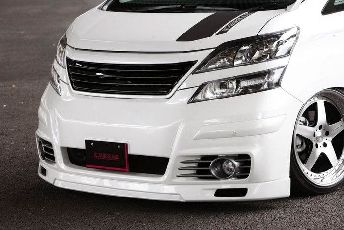 Tampilan depan modifikasi Toyota Vellfire lama asup body kit K-Break, Jepang