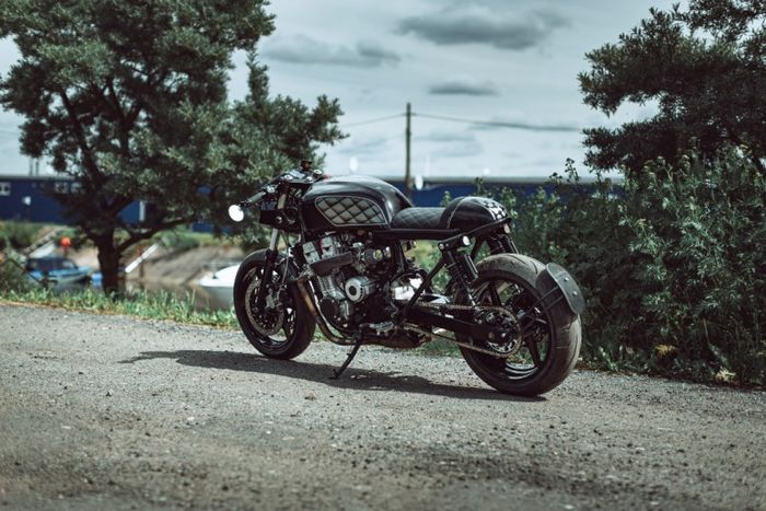 Honda CB750 cafe racer yang keren dan sangar