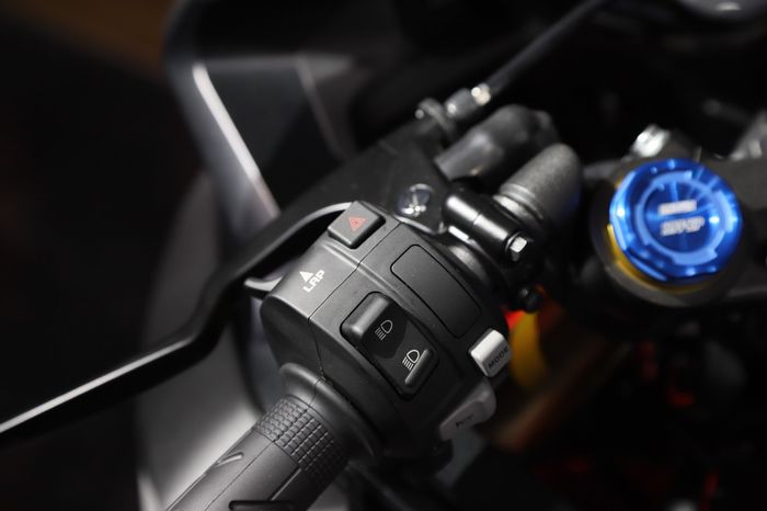 Honda New CBR250RR dilengkapi switch lampu hazard dan suspensi Showa SFF-BP
