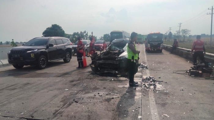 Kondisi pasca kecelakaan beruntun di Tol Pejagan-Pemalang KM 235, Minggu (18/9/2022). Anak Jamintel Kejagung menjadi korban meninggal dunia. 