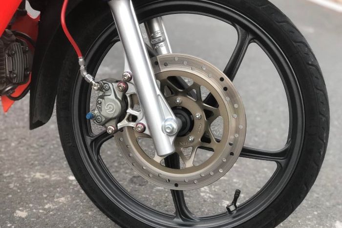 Kaki depannya hanya diberi upgrade pengereman