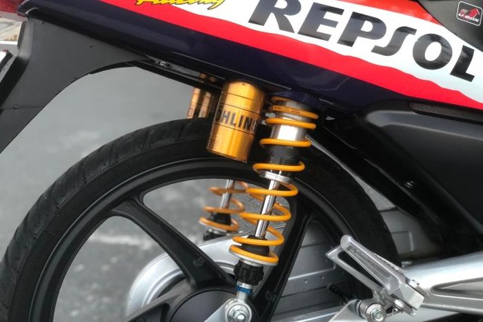 Suspensi belakang sudah diganti dengan shock Ohlins