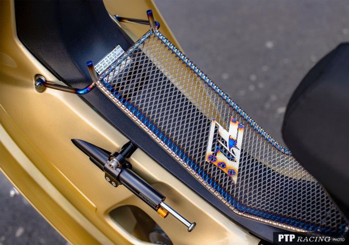 Dari bagian sayapnya terpasang steering damper Ohlins