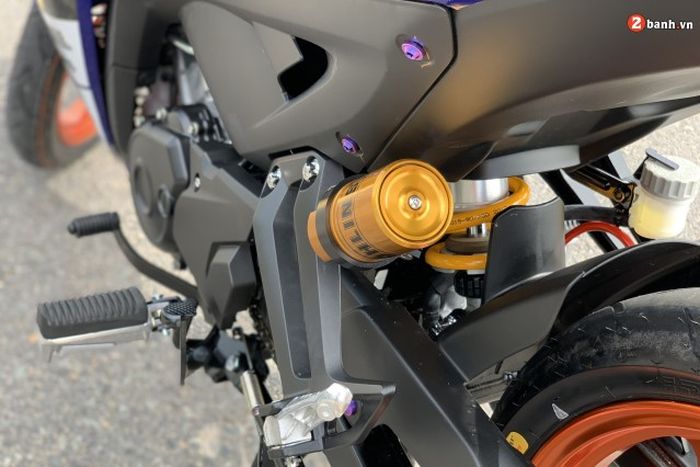 Suspensi belakang pakai shock Ohlins