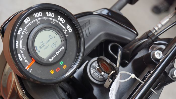 Tampilan panel instrumen Royal Enfield Scram 411