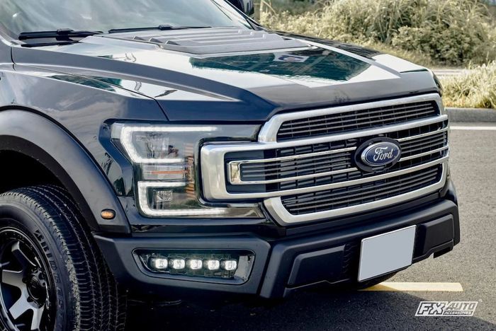 Tampilan depan modifikasi Ford Ranger oplas muka F-150 Platinum