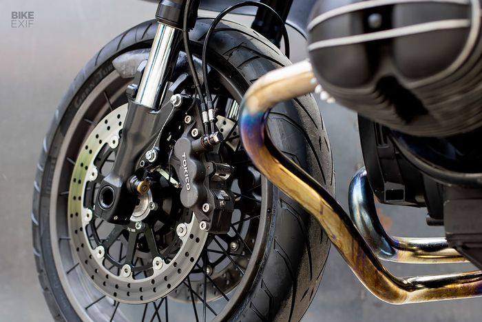 Garpu depan pakai milik Suzuki Hayabusa dan kedua rodanya pakai punya BMW R850