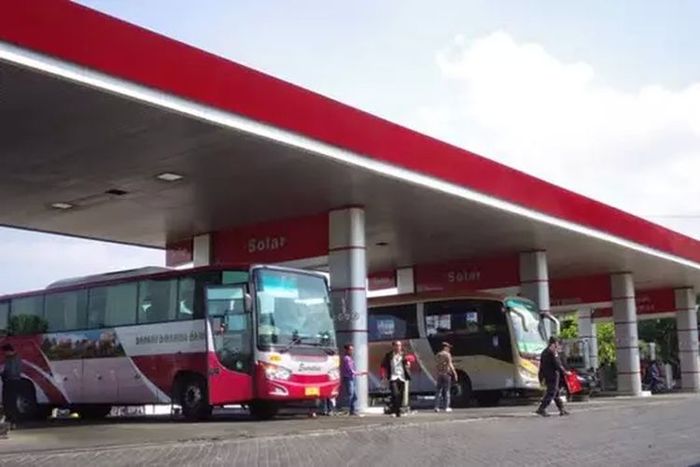 Ilustrasi bus isi Solar di SPBU yang kini dibatasi 200 liter per hari