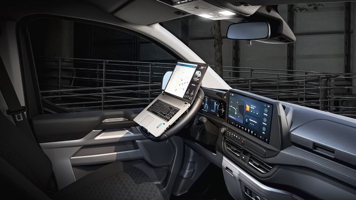 Interior Ford E-Transit Custom bisa difungsikan sebagai kantor berjalan.