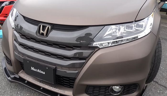 Tampilan depan modifikasi Honda Odyssey dibubuhi part serat karbon