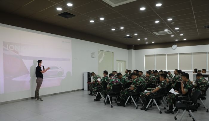 Peserta training dikasih pengenalan fungsi fitur dan pengalaman berkendara mobil-mobil listrik Hyundai untuk KTT G20