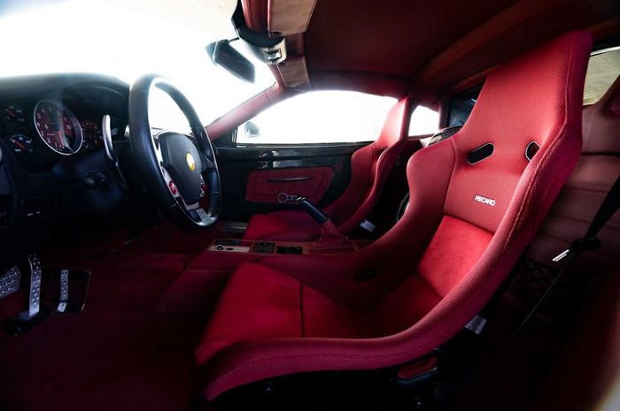 Tampilan kabin modifikasi Ferrari F430 dengan bucket seat Recaro