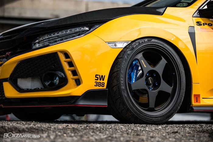 Modifikasi Honda Civic Turbo ditopang pelek Spoon SW388 ukuran 18 inci 