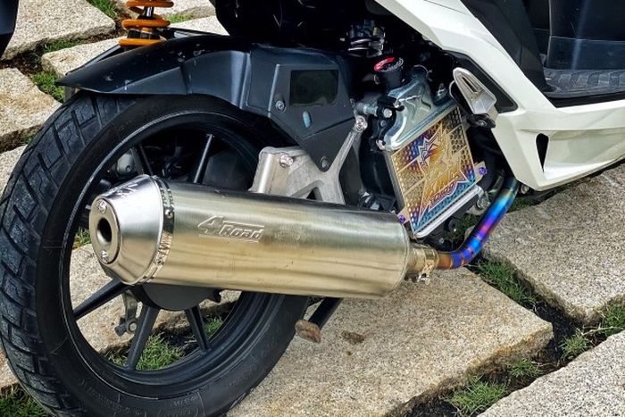 Sektor mesin mendapatkan knalpot LeoVince 4Road