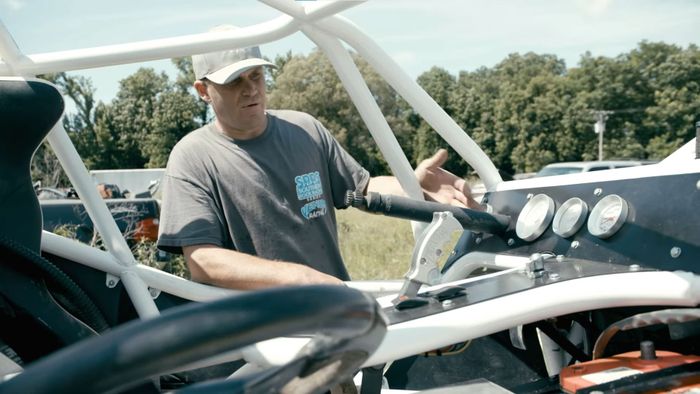 Kabin hanya tersedia 1 jok bucket seat dan beberapa panel indikator