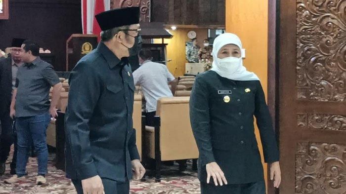 Wakil Ketua DPRD Jatim Sahat Tua Simanjuntak (kiri) memuji kebijakan pembebasan pajak kendaraan ojek online dan mikrolet oleh Gubernur Jatim, Khofifah Indar Parawansa