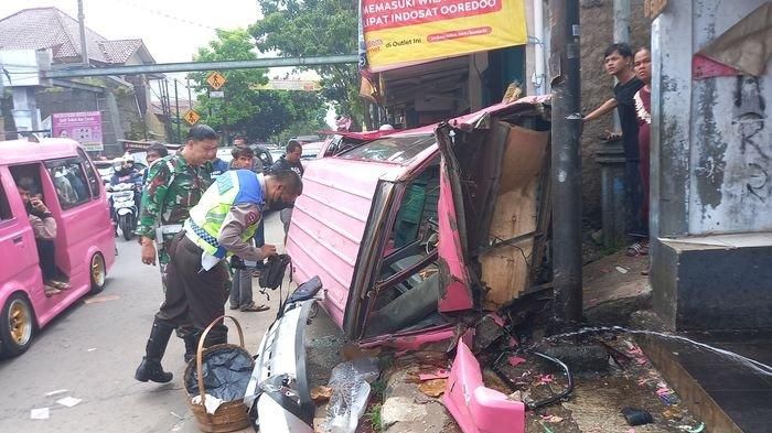 Kondisi angkot yang dihantam Mitsubishi Xpander di Kota Sukabumi, pada Kamis (22/09/2022).