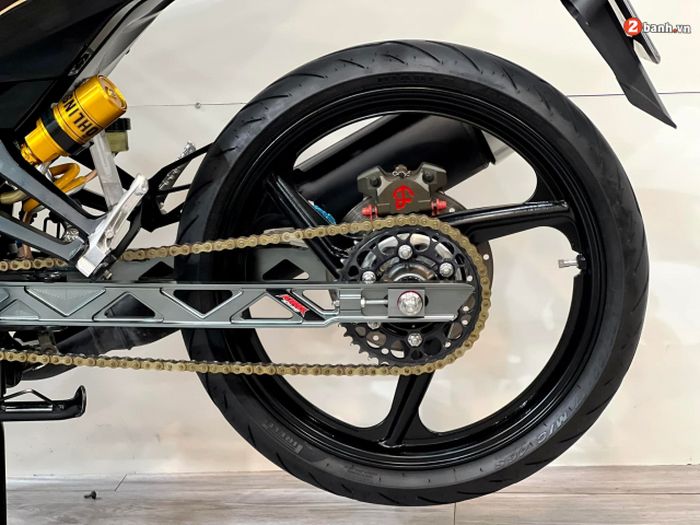 Swingarm dan suspensi belakang turut diganti