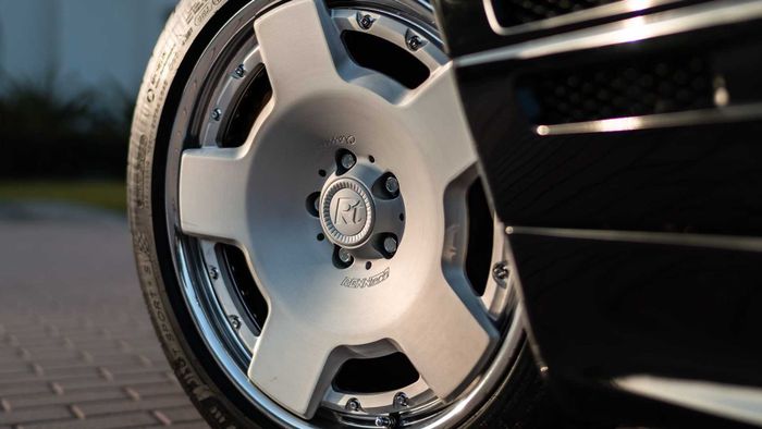 Modifikasi Mercedes-Benz 600 SEL memakai pelek klasik ukuran 19 inci