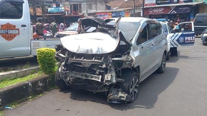 Kondisi Mitsubishi Xpander usai menusuk samping angkot hingga membuat tiga nyawa melayang di kawasan Cibeureum, Sukabumi, Jawa Barat