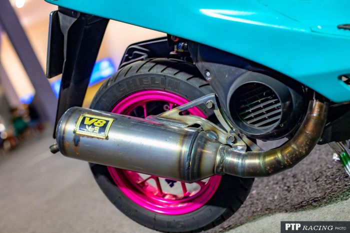 Knalpot V8 turut dipasang untuk menyempurnakan mesinnya