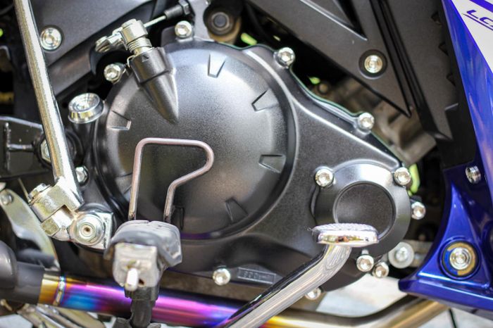 Bagian mesin hanya diberi leher knalpot titanium