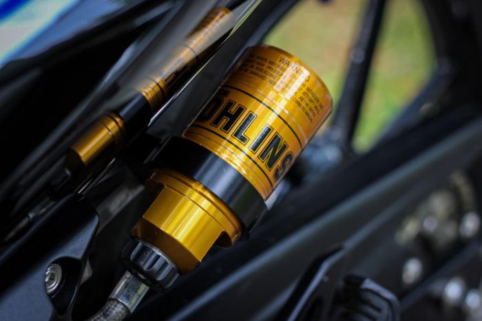 Suspensi belakang mengandalkan shock Ohlins