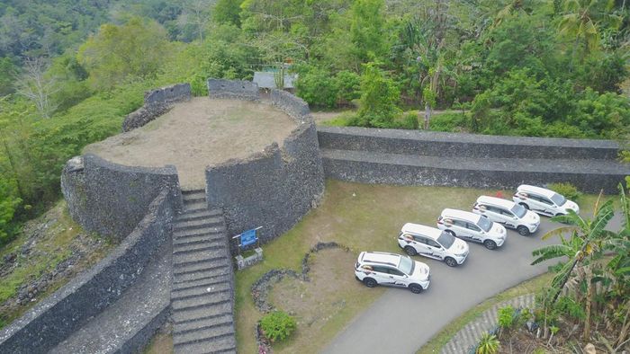 Deret Daihatsu Terios di Benteng Keraton Buton, benteng terbesar di dunia