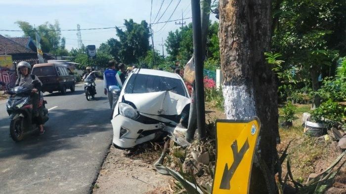 Bodi depan Toyota Agya cekung hantam tiang listrik usai tabrak belakang ibu-ibu pengendara Honda Vario 150 hingga tewas di Pacet, Mojokerto