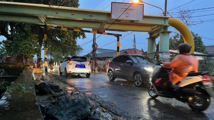 Portal ketinggian pipa gas di jalan raya Krukut, Limo, kota Depok sudah tercabut setelah ditabrak truk 