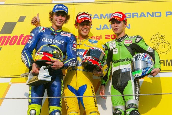 Podium MotoGP Jepang 2004, Valentino Rossi podium kedua, Makoto Tamada pemenang, Shinya Nakano di podium ketiga. 
