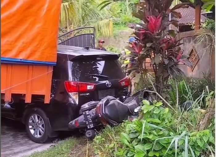 Kondisi saat Toyota Kijang Innova Reborn dan Yamaha NMAX dijepit truk tronton gagal nanjak di desa Pangyangan, Pekutatan, Jembrana, Bali