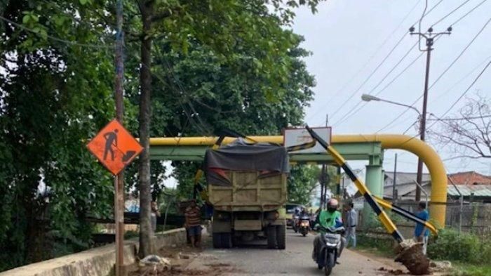 Penampakan portal ketinggian pipa gas yang tercabut akibat tersangkut truk di jalan raya Krukut, Limo, kota Depok, Jawa Barat
