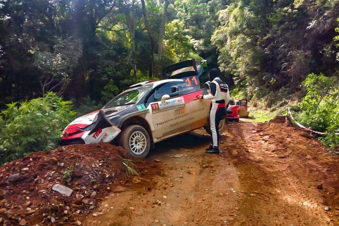 Toyota GR Yaris AP4 dari pasangan Ryan Nirwan / Adi Indiarto nyangkut di SS4 akibat pecah ban.