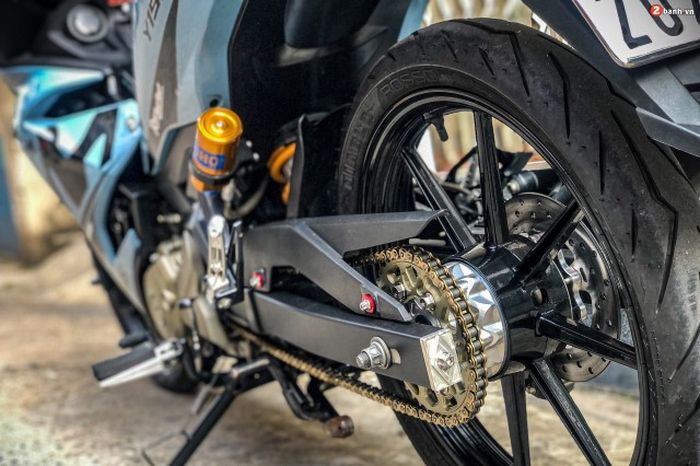Suspensi belakang pakai shock Ohlins