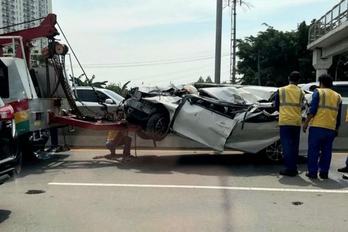 Kondisi Toyota Calya gepeng usai terbalik di tol JORR setelah tabrak truk dari belakang